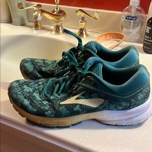 Brooks Women's shamrock ☘️ Running Shoes 9.5